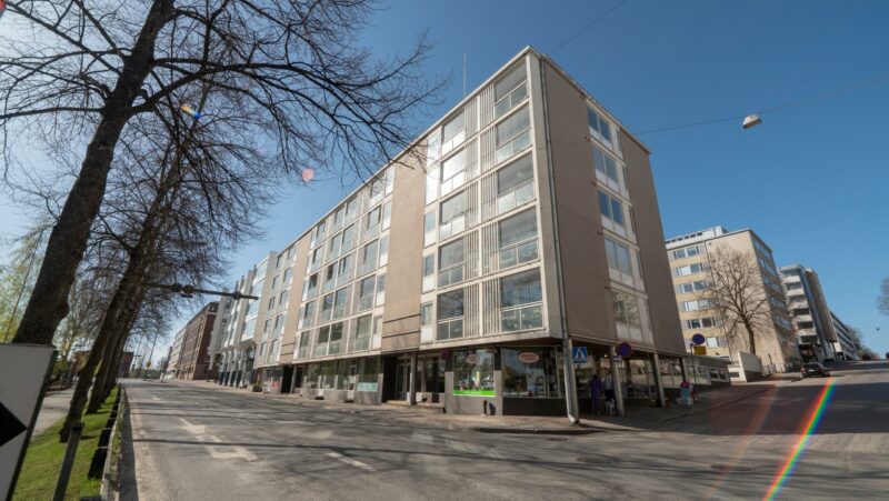 Arvi Karistonkatu 9 kuvattuna ulkoa.