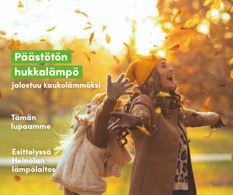 tyttö ja nainen heittelevät syksyllä puiden lehtiä