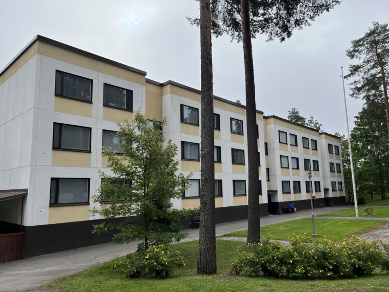 Kolmikerroksinen kerrostalo Karhuntiellä Hämeenlinnassa