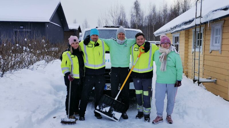 Ihmisiä tekemässä talkootyötä
