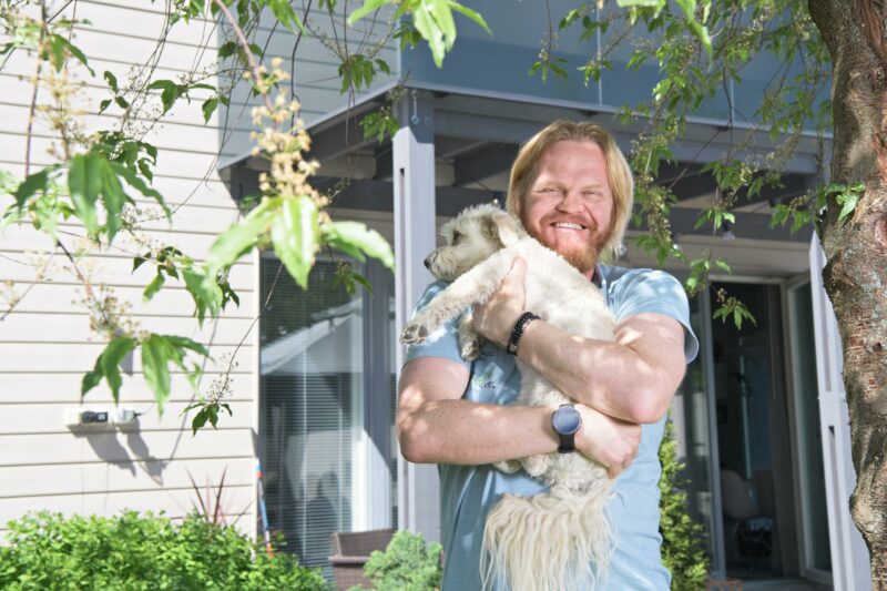 Otto Kanerva pitää koiraa sylissä.