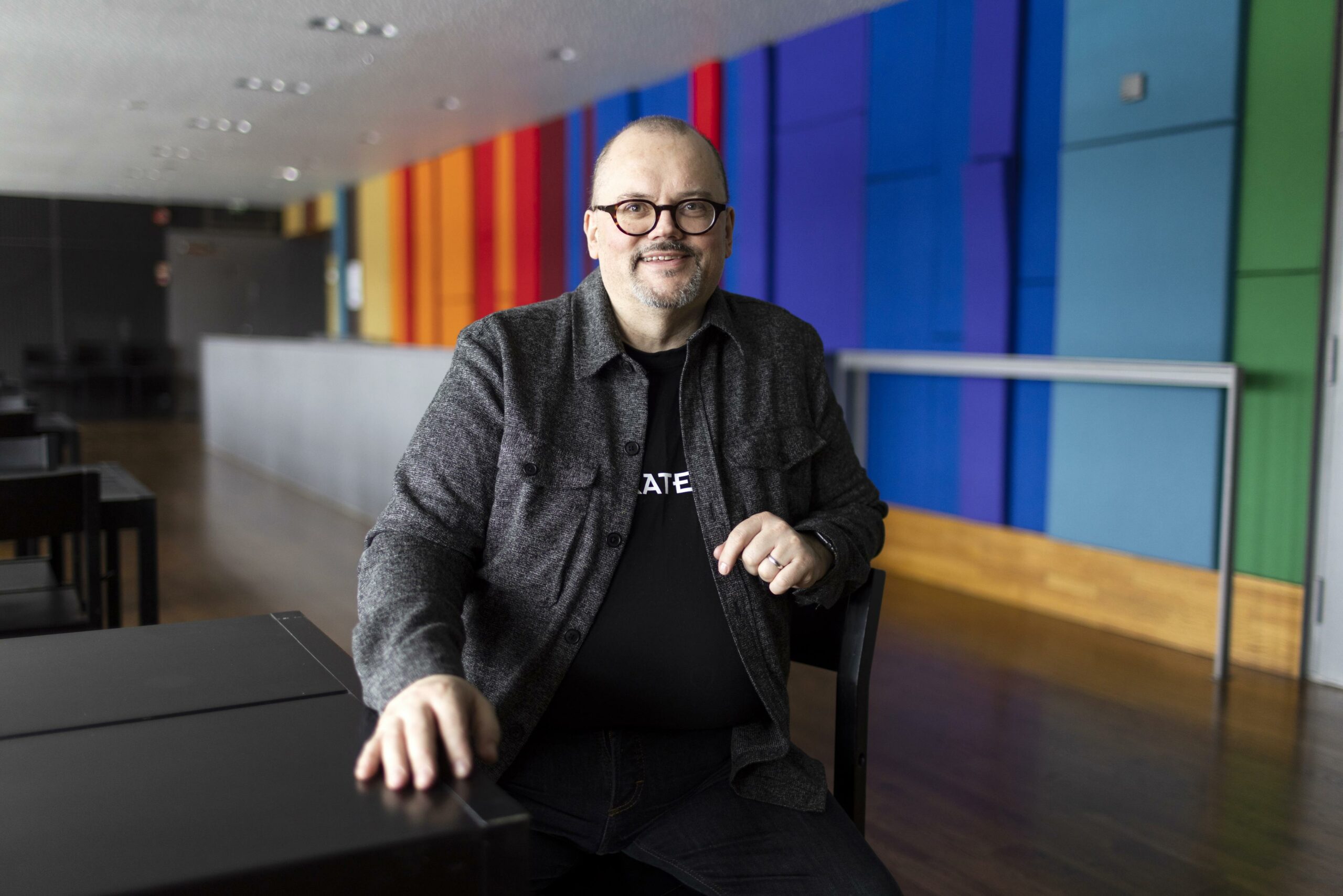 Janne Auvinen Verkatehtaan kolmannen kerroksen lämpiössä