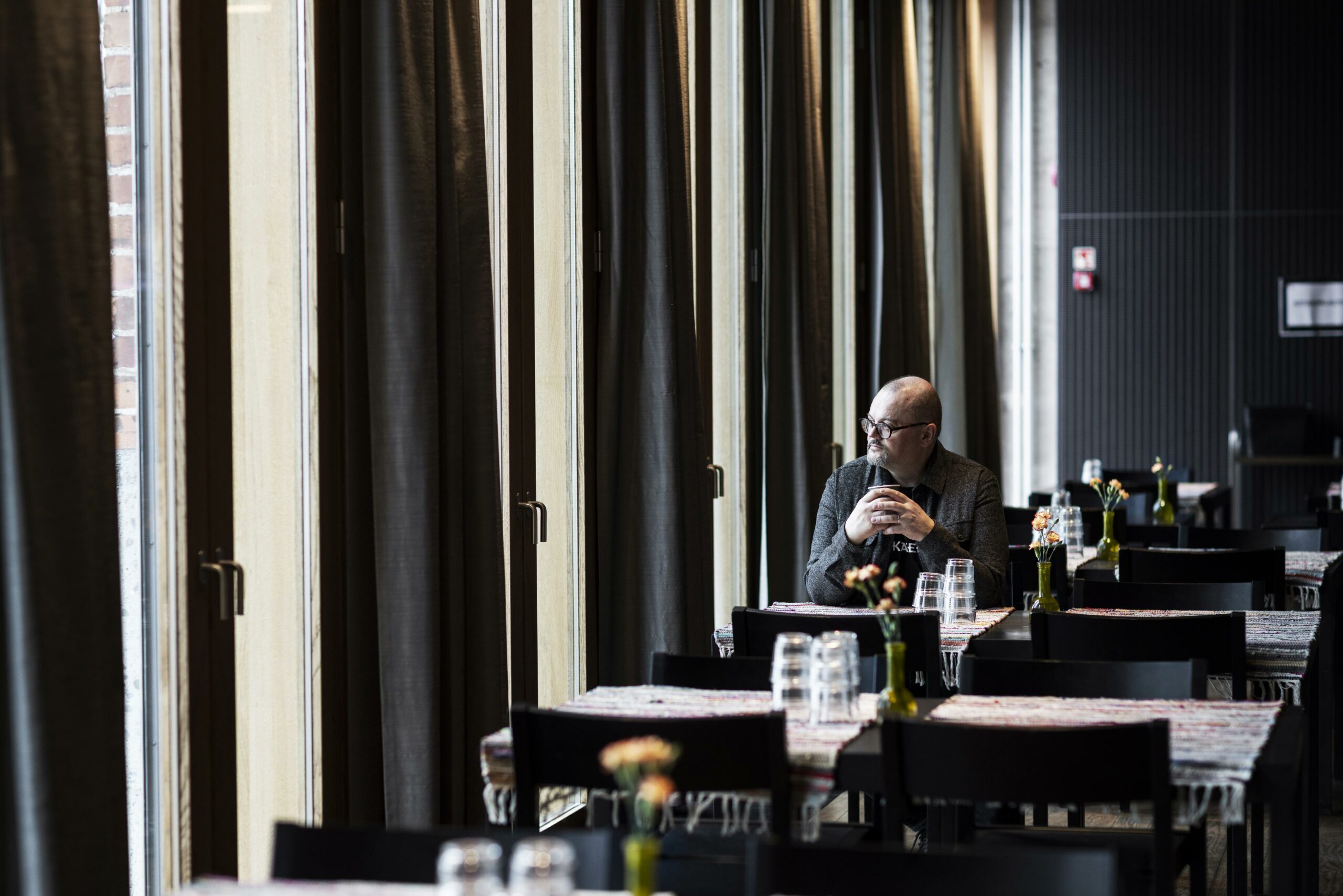 Janne Auvinen istuu Verkatehtaan ravintolassa ikkunan ääressä