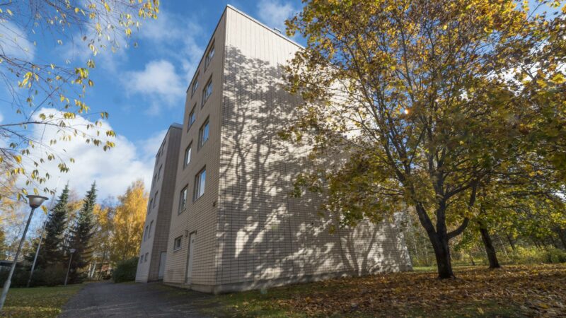 Kerrostalo ulkoa kuvattuna.