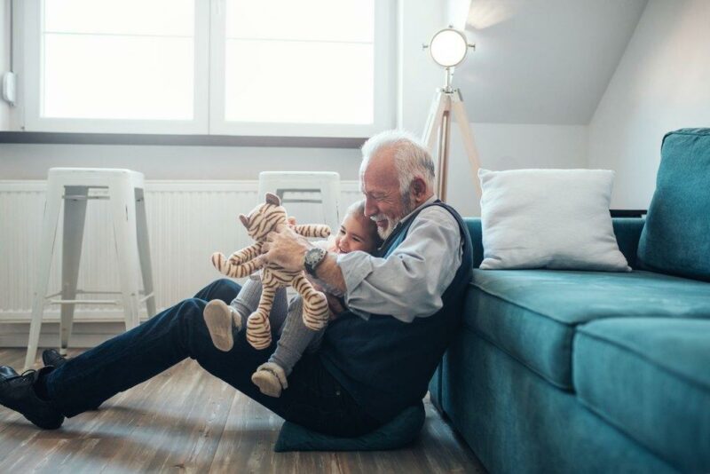 Vanhus ja lapsi istumassa sisätiloissa.