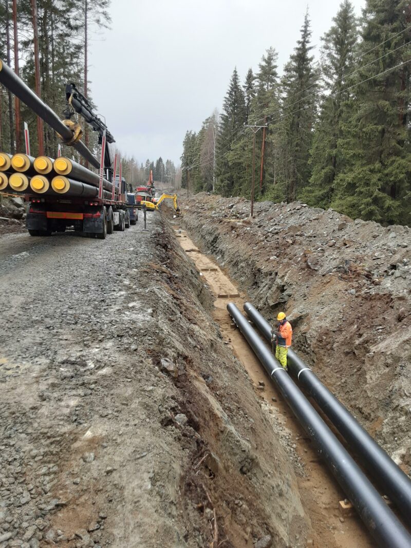 Kaukolämpöputket työmaalla.