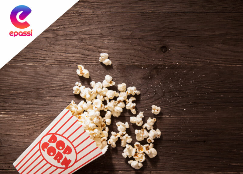 Popcorneja lattialla.