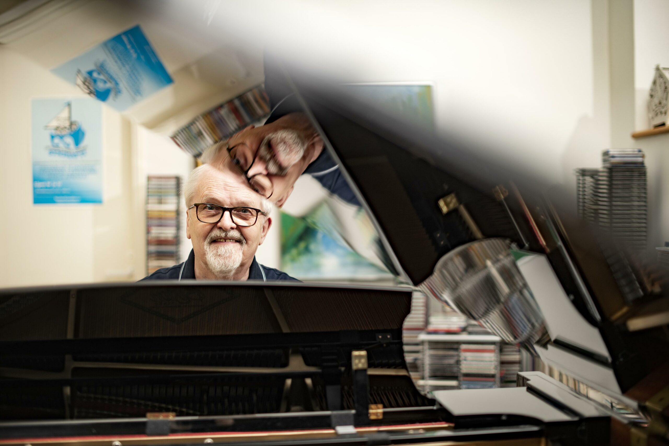 Musiikkineuvos, musiikinlehtori, Oulaisten Nuorisokuoron johtaja Tapani Tirilä, Oulainen, soittaa flyygeliä olohuoneessa.