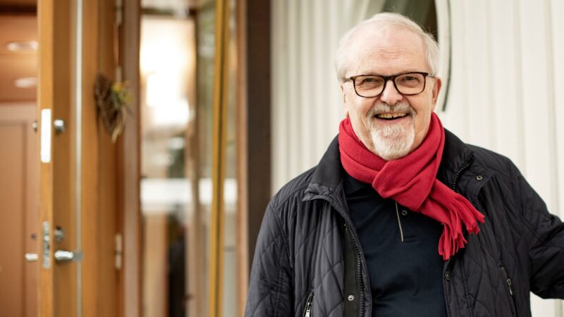Musiikkineuvos, musiikinlehtori, Oulaisten Nuorisokuoron johtaja Tapani Tirilä, Oulainen, omakotitalon ovella.